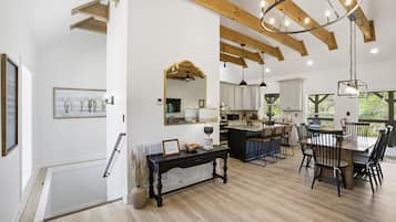 Cabin, 3 Bedrooms | Dining
