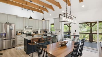 Cabin, 3 Bedrooms | Private kitchen | Fridge, oven, coffee/tea maker, toaster