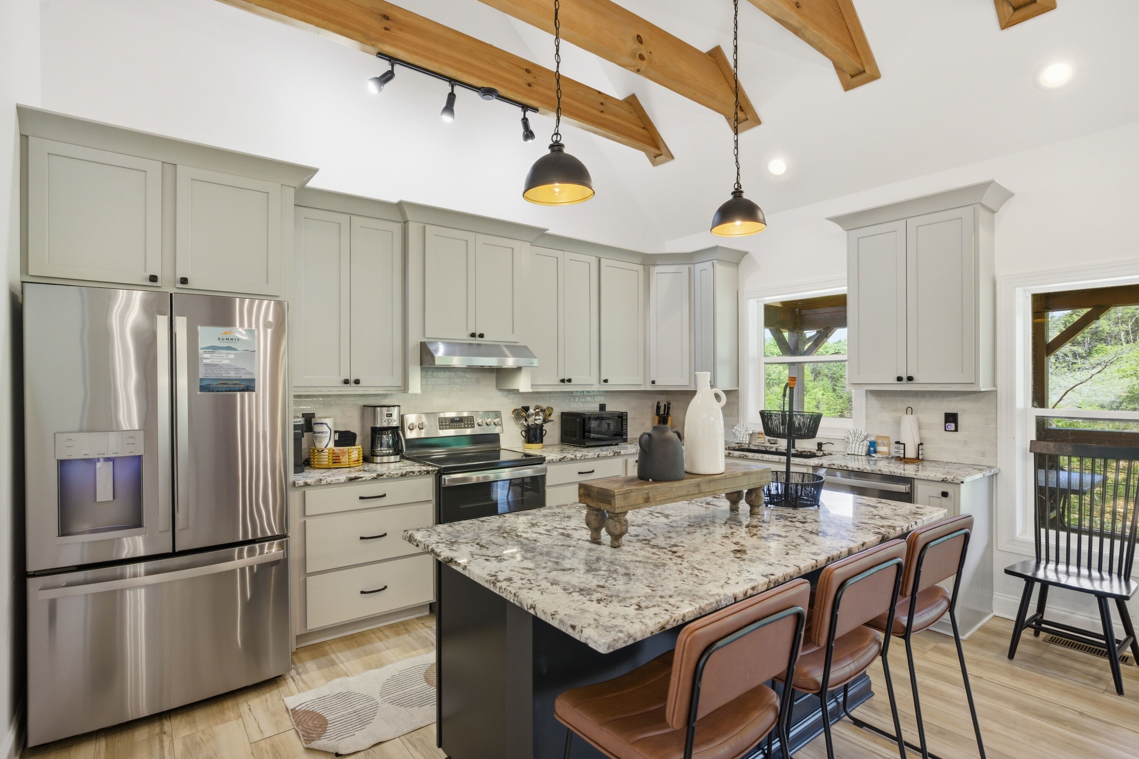 Cabin, 3 Bedrooms | Private kitchen | Fridge, oven, coffee/tea maker, toaster
