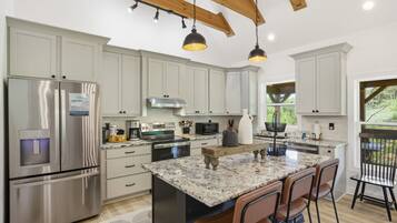 Cabin, 3 Bedrooms | Private kitchen | Fridge, oven, coffee/tea maker, toaster