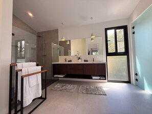Shower, hair dryer, towels - Modern Duplex 100 Meters from Playa Hermosa – Rent as 3BR or Private 6BR Home (Playa Hermosa)