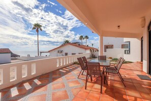 Outdoor dining - Casa de la Suerte - Steps to the Beach, Ocean Views & Stunning Sunsets (Puerto Penasco)