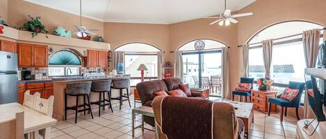 TV, DVD-spiller og stereoanlegg