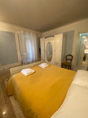 2 bedrooms, iron/ironing board, travel cot, WiFi - Casa dei Cherubini ground floor with garden - pet friendly (Lucca)