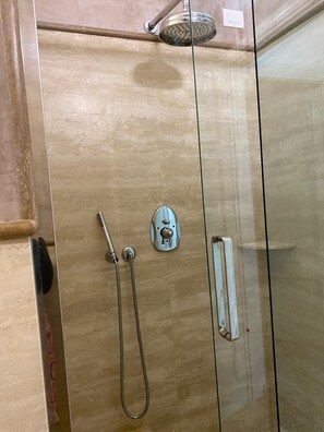 Shower, hair dryer, bidet, towels - Casa dei Cherubini ground floor with garden - pet friendly (Lucca)