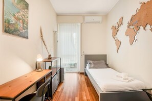 Iron/ironing board - The Star is a bright and comfortable three-room apartment located on the third floor with an elevator, right in the heart of La Spezia. Its strategic location, just a few minutes’ walk from the train station, makes it the perfect choice for travelers w (La Spezia)