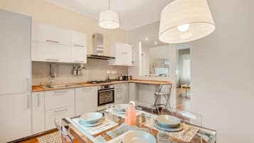 Kühlschrank, Geschirrspüler, Toaster