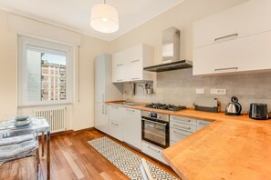 Kühlschrank, Geschirrspüler, Toaster