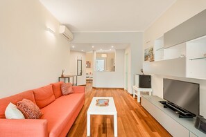 TV - The Star is a bright and comfortable three-room apartment located on the third floor with an elevator, right in the heart of La Spezia. Its strategic location, just a few minutes’ walk from the train station, makes it the perfect choice for travelers w (La Spezia)