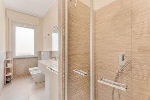 Shower, bidet, towels, toilet paper - The Star is a bright and comfortable three-room apartment located on the third floor with an elevator, right in the heart of La Spezia. Its strategic location, just a few minutes’ walk from the train station, makes it the perfect choice for travelers w (La Spezia)