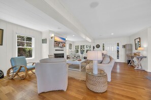 Living area - Boondoggle - Oceanfront, 5-bedroom (Pawleys Island)