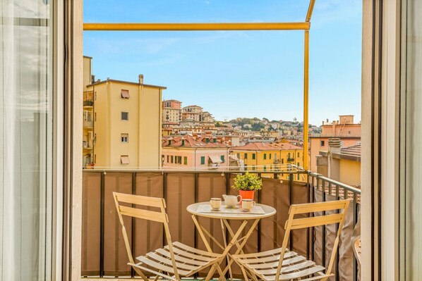Outdoor dining - La Casa di Genia is a welcoming apartment located on the sixth floor of a quiet building with an elevator, right in the heart of La Spezia. The accommodation features two bedrooms and a small terrace, perfect for relaxing after a day spent exploring the (La Spezia)