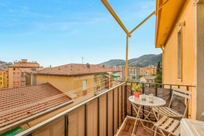Outdoor dining - La Casa di Genia is a welcoming apartment located on the sixth floor of a quiet building with an elevator, right in the heart of La Spezia. The accommodation features two bedrooms and a small terrace, perfect for relaxing after a day spent exploring the (La Spezia)