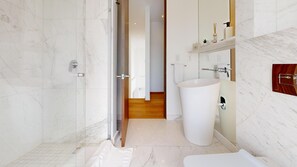Een haardroger, handdoeken, zeep, toiletpapier