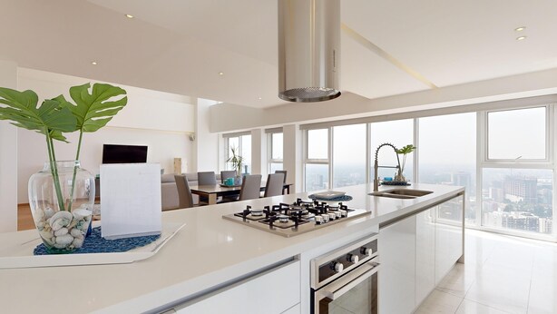 A modern kitchen with a central island, a dining area with a view, and a large window overlooking a cityscape. - Start 2026 in a penthouse with amenities (Ciudad de México)