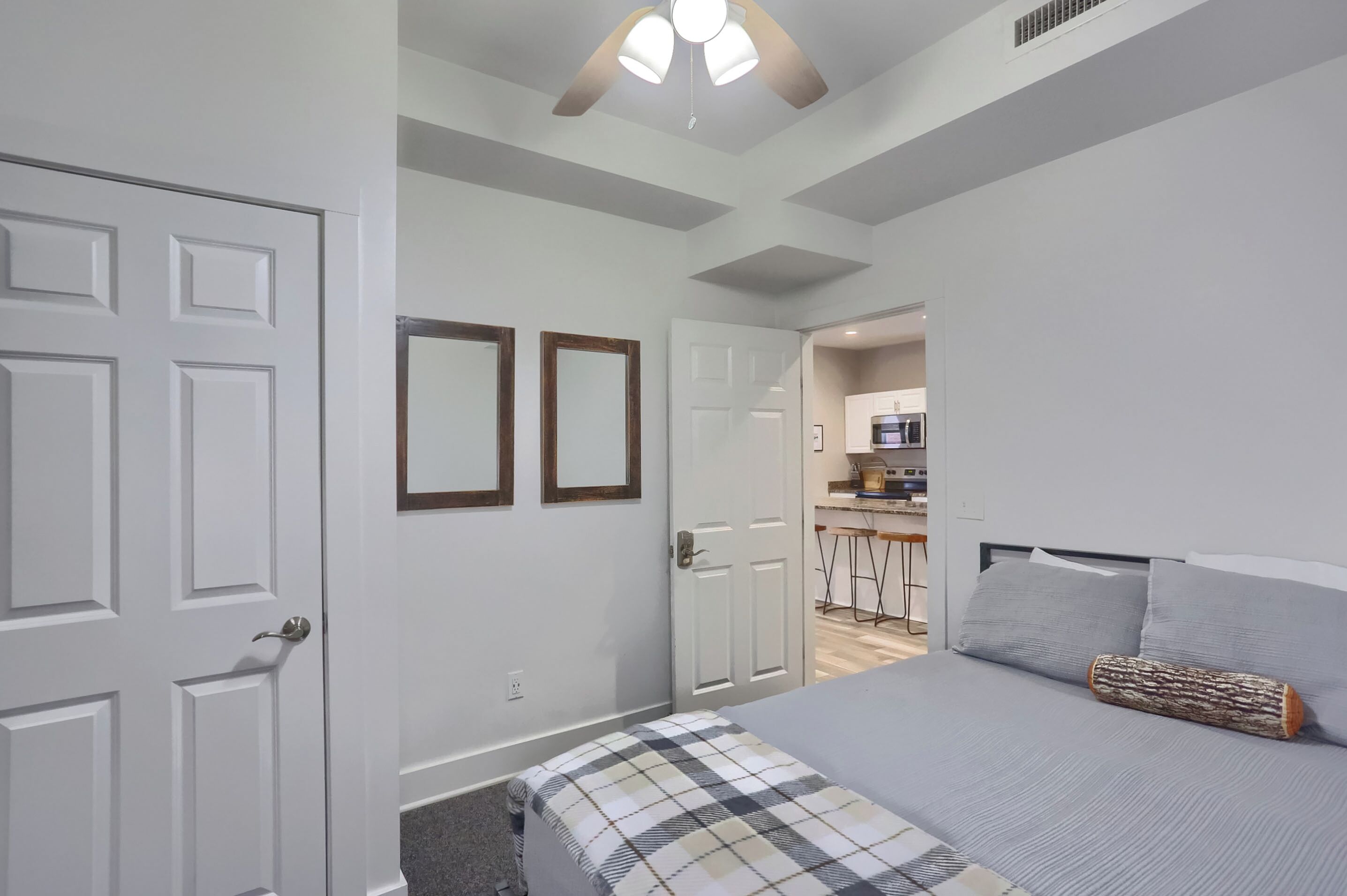 Escritorio, wifi gratis, ropa de cama