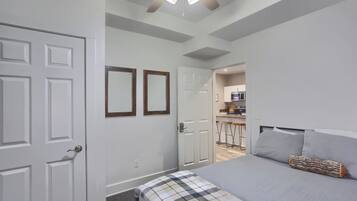 Escritorio, wifi gratis, ropa de cama