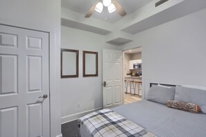 Escriptori, wifi gratuïta i roba de llit 