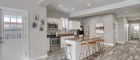 Jääkaappi, mikroaaltouuni, uuni, liesi