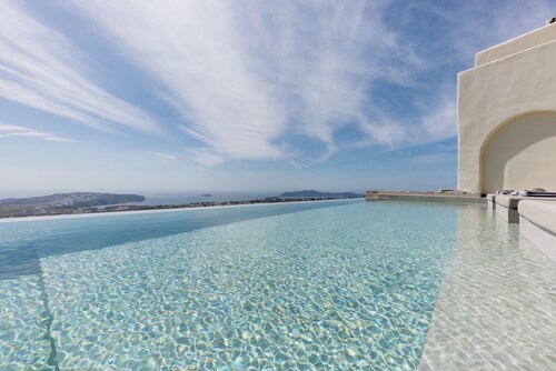 One Bedroom Apartment-sleeps 4 -sea View-parking