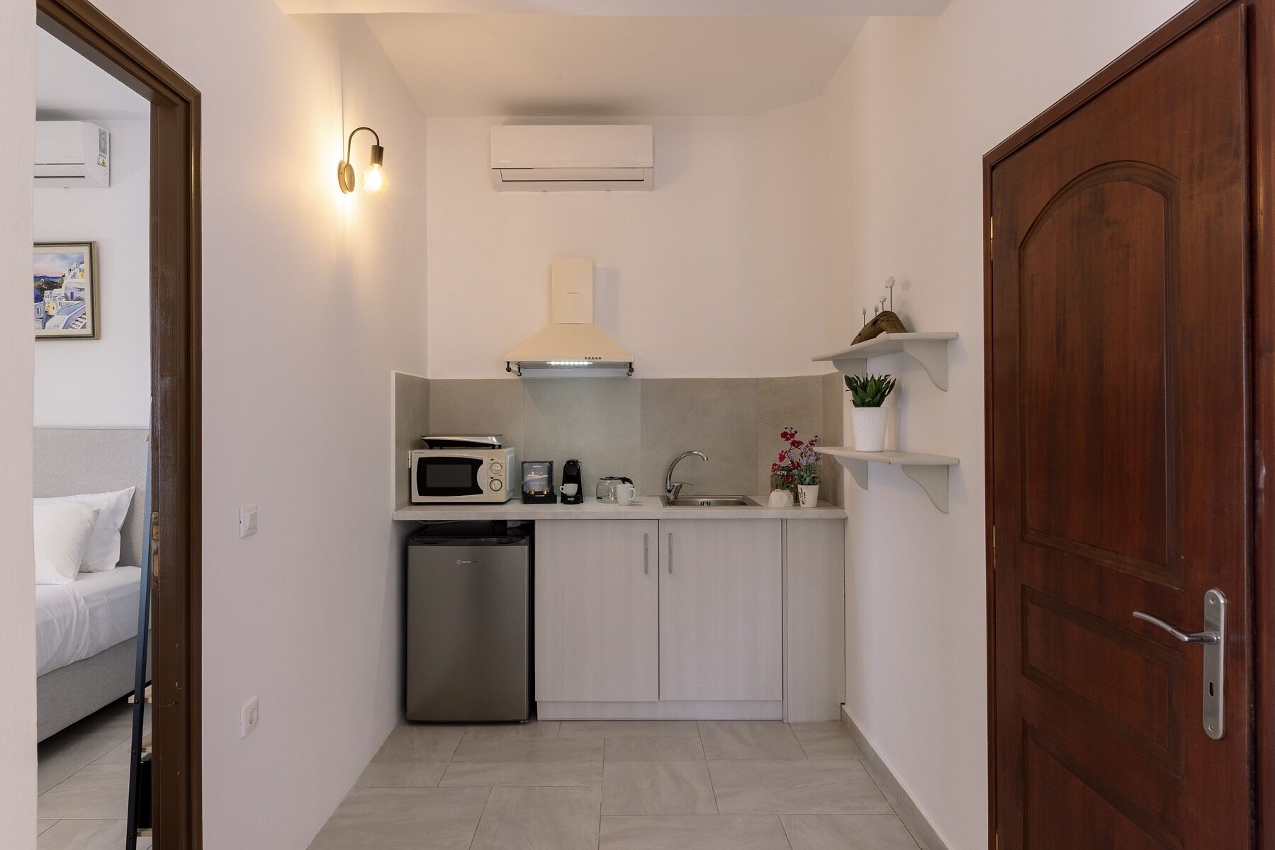 Réfrigérateur, four, plaque de cuisson, bouilloire électrique