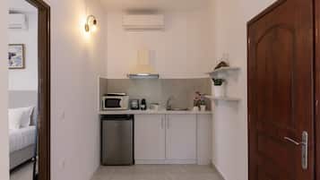 Réfrigérateur, four, plaque de cuisson, bouilloire électrique