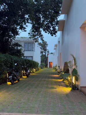 Property grounds - Luxury Villa with Pvt Pool & Garden near Beach (Siolim)