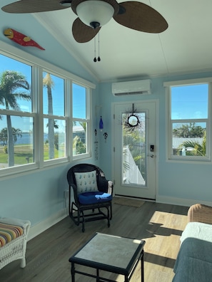 Living area - Only 120 steps to boat ramp! Bring your boat or just your bathing suit and enjoy (Bradenton)
