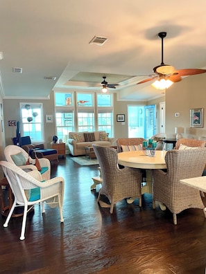 Interior - Only 120 steps to boat ramp! Bring your boat or just your bathing suit and enjoy (Bradenton)