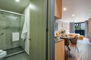 Habitación doble Deluxe | Baño | Regadera, secadora de cabello, toallas, jabón