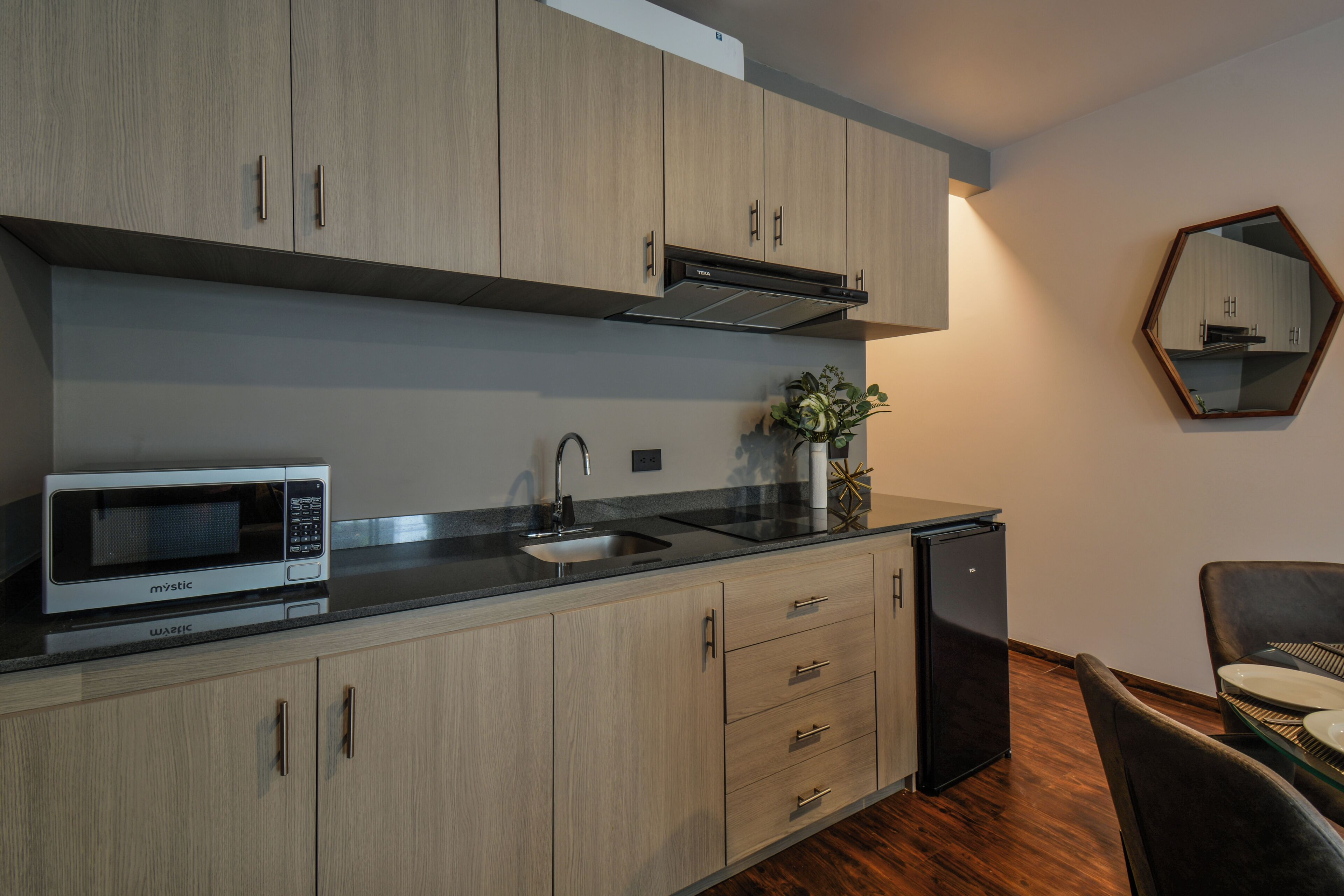 Deluxe Double Room | Private kitchen | Mini-fridge, microwave, cookware/dishes/utensils
