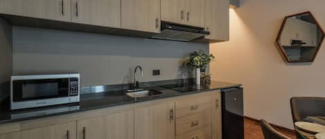 Habitación doble Deluxe | Cocina privada | Frigobar, microondas y utensilios de cocina