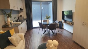 Deluxe Loft | Private kitchen | Mini-fridge, microwave, cookware/dishes/utensils - The Sterling Condesa (Mexico City)