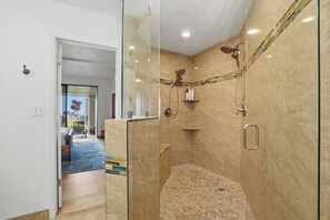 Douche, sèche-cheveux, serviettes fournies