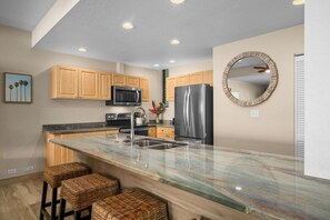 Fridge, microwave, oven, stovetop - Puu Poa 102 - Private and Serene 2/2 with ocean views (Princeville)