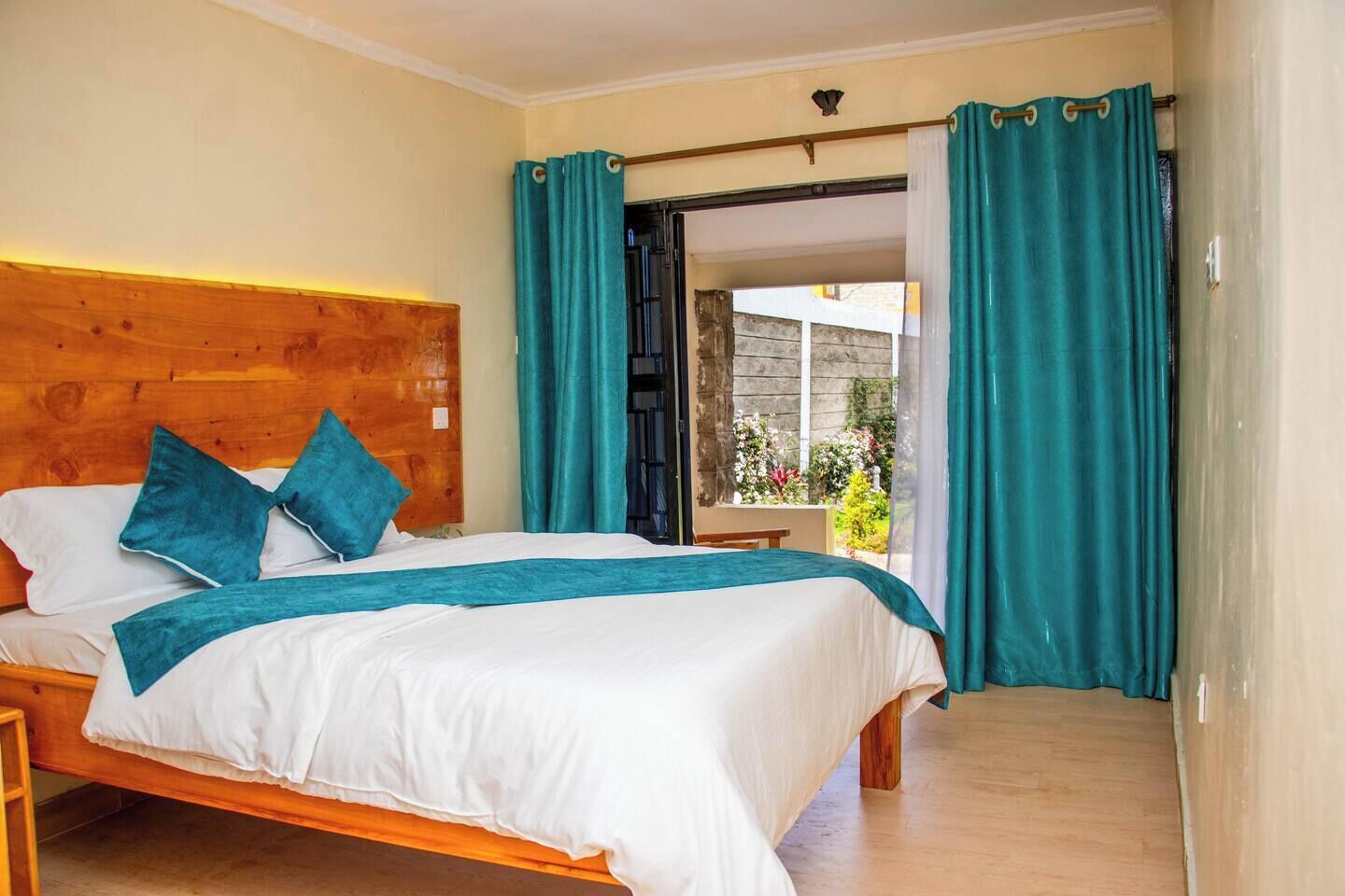 4 bedrooms, iron/ironing board, Internet, bed sheets