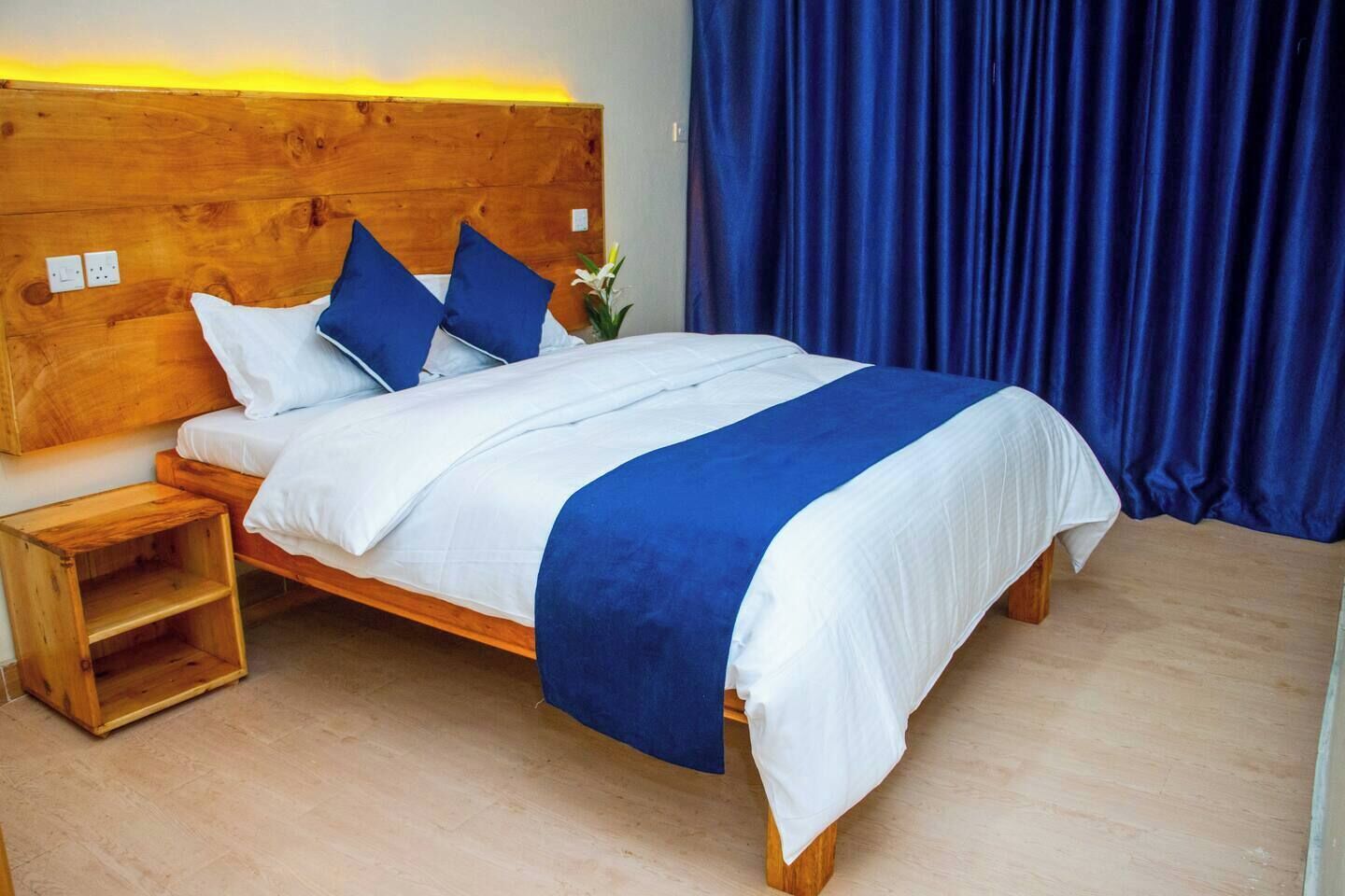4 bedrooms, iron/ironing board, internet, bed sheets