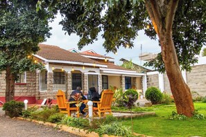 Outdoor dining - Charming 4-bedroom bungalow in peaceful Nyeri neighborhood (Nyeri)