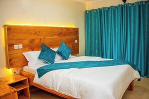 4 bedrooms, iron/ironing board, internet, bed sheets