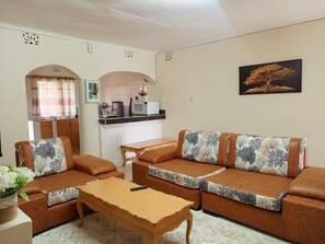 Living area - Charming 4-bedroom bungalow in peaceful Nyeri neighborhood (Nyeri)