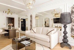TV - A BLEND OF CLASSIC PARISIAN CHARM WITH MODERN SOPHISTICATION NEXT TO THE LOUVRE (Paris)