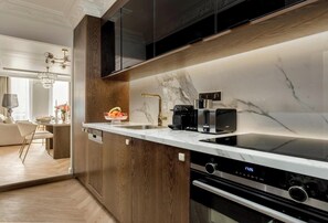 Fridge, microwave, oven, dishwasher - A BLEND OF CLASSIC PARISIAN CHARM WITH MODERN SOPHISTICATION NEXT TO THE LOUVRE (Paris)