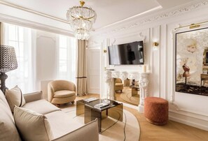 TV - A BLEND OF CLASSIC PARISIAN CHARM WITH MODERN SOPHISTICATION NEXT TO THE LOUVRE (Paris)