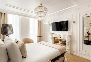 2 bedrooms, desk, iron/ironing board, free WiFi - A BLEND OF CLASSIC PARISIAN CHARM WITH MODERN SOPHISTICATION NEXT TO THE LOUVRE (Paris)