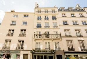 Exterior - A BLEND OF CLASSIC PARISIAN CHARM WITH MODERN SOPHISTICATION NEXT TO THE LOUVRE (Paris)