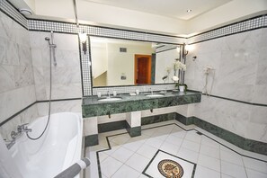 Hair dryer, towels, soap, toilet paper - Villa Poseidon (Corfu)