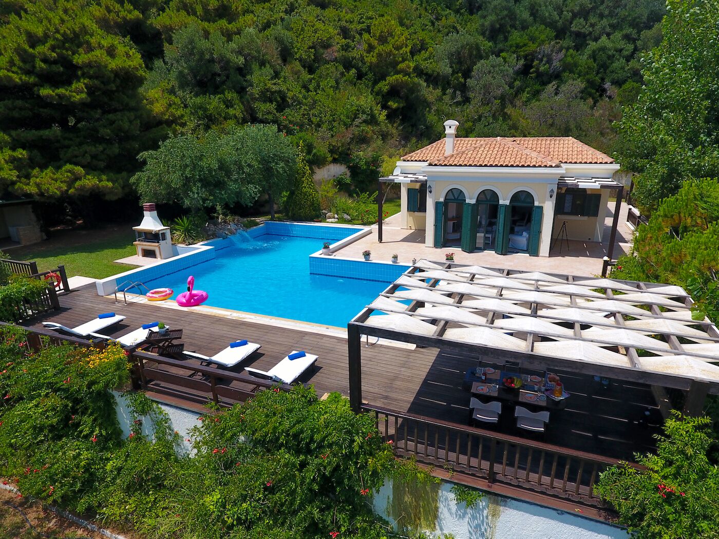 Una piscina al aire libre