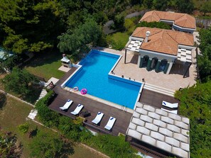Una piscina al aire libre