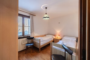 2 bedrooms, free WiFi, bed sheets - Casa Tre Corone, on the road to Cortina d Ampezzo (Borca di Cadore)