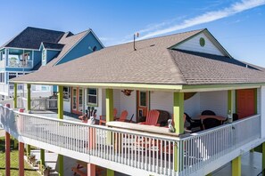 Outdoor dining - Casa Bella - 4 bedroom, Gulf View, Cargo Lift, Outdoor Bar, Fenced Yard, (Crystal Beach)